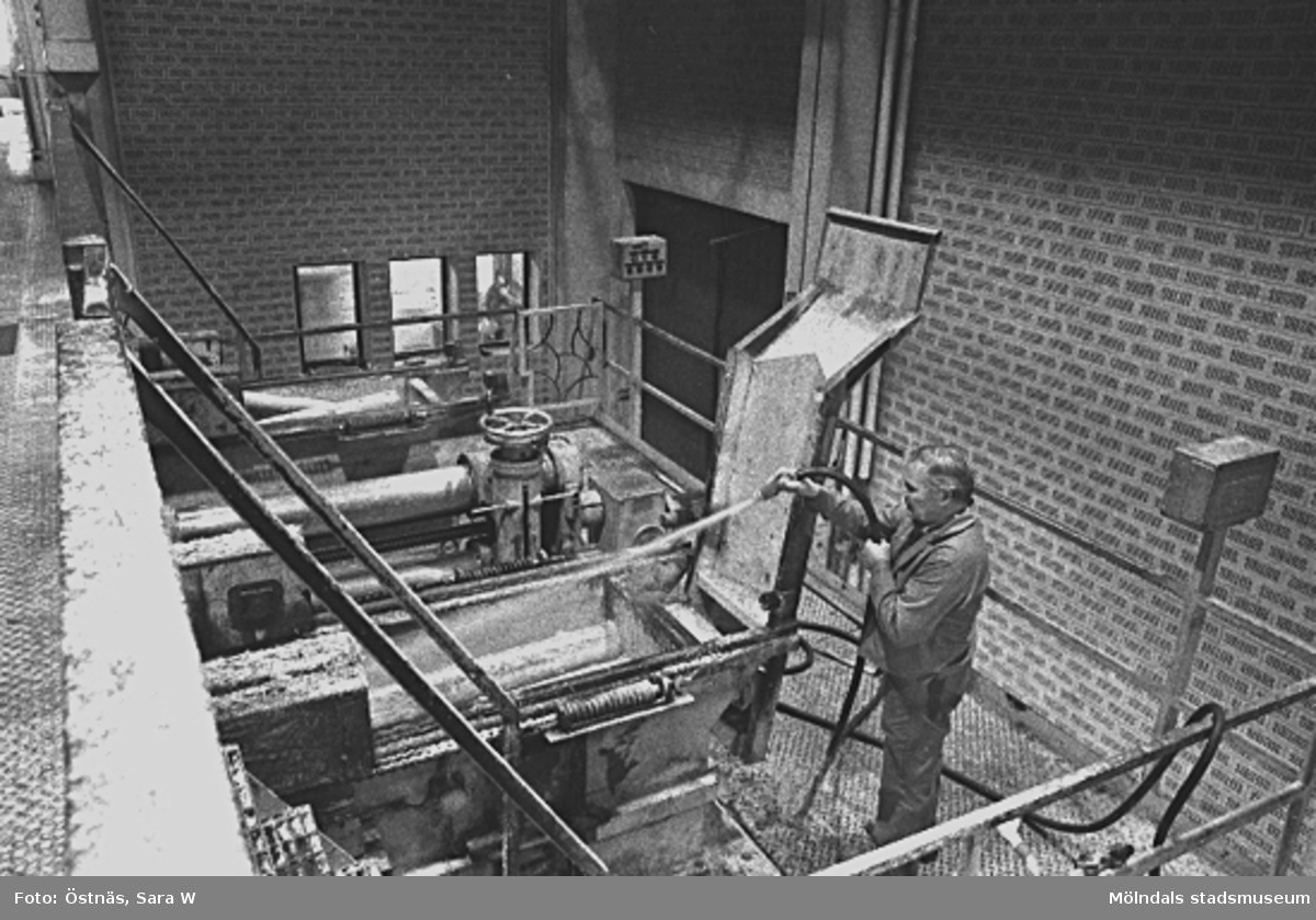 Esko Kiviniemi spolar rent. Bilden ingår i serie från produktion och interiör på pappers-industrin Papyrus, 1980-tal.