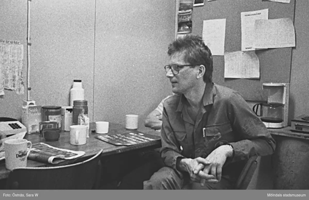 En man har kaffepaus på pappersfabriken, 1980-tal.
Bilden ingår i serie från produktion och interiör på pappersindustrin Papyrus.