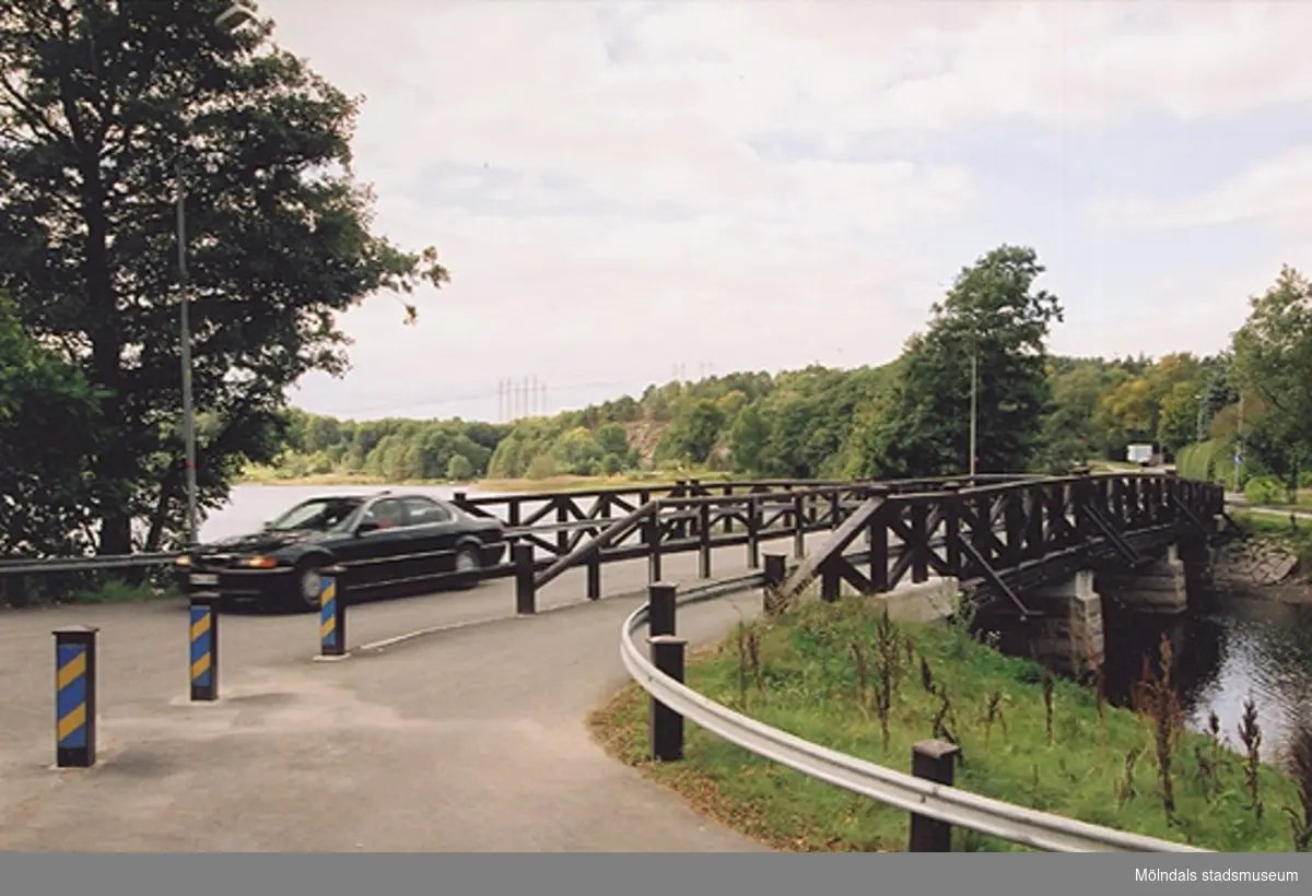 Gunnebo bro med utsikt över Stensjön, våren 1996. Relaterat motiv: 2004_0904.