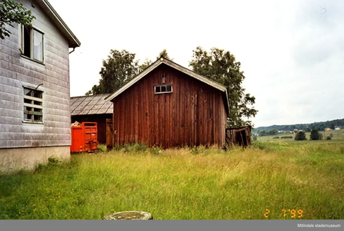 Rivningsdokumentation av en gård. Heljeredsvägen, Heljered 2:14 i Kållered 1999-07-02.