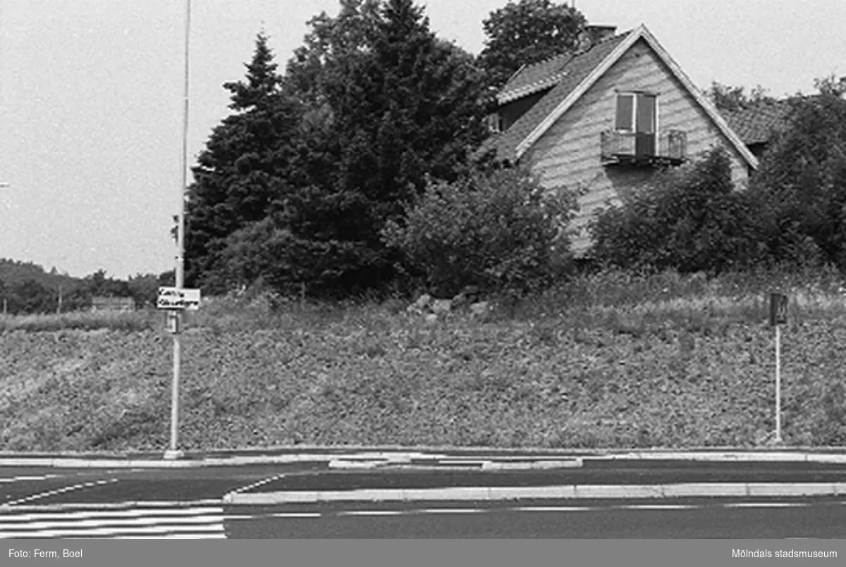 Övergångsställe vid bostadshuset Ranntorp 2:2 i Lindome 1992-06-30. Relaterade motiv: 2004_1435 - 1451 + 1465.