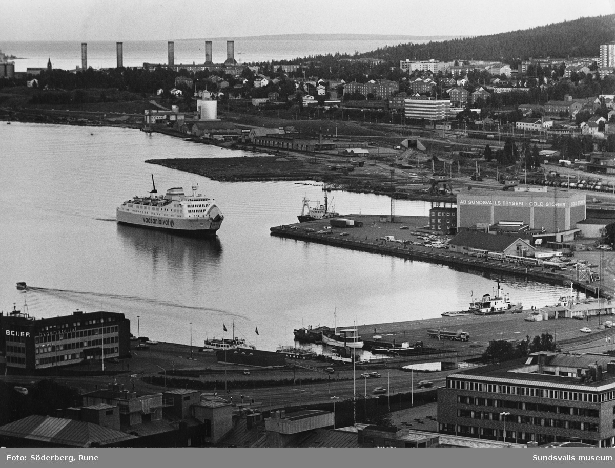 Båtar och fartyg i hamnen, bl.a Flottisten och Finlandsbåtarna.