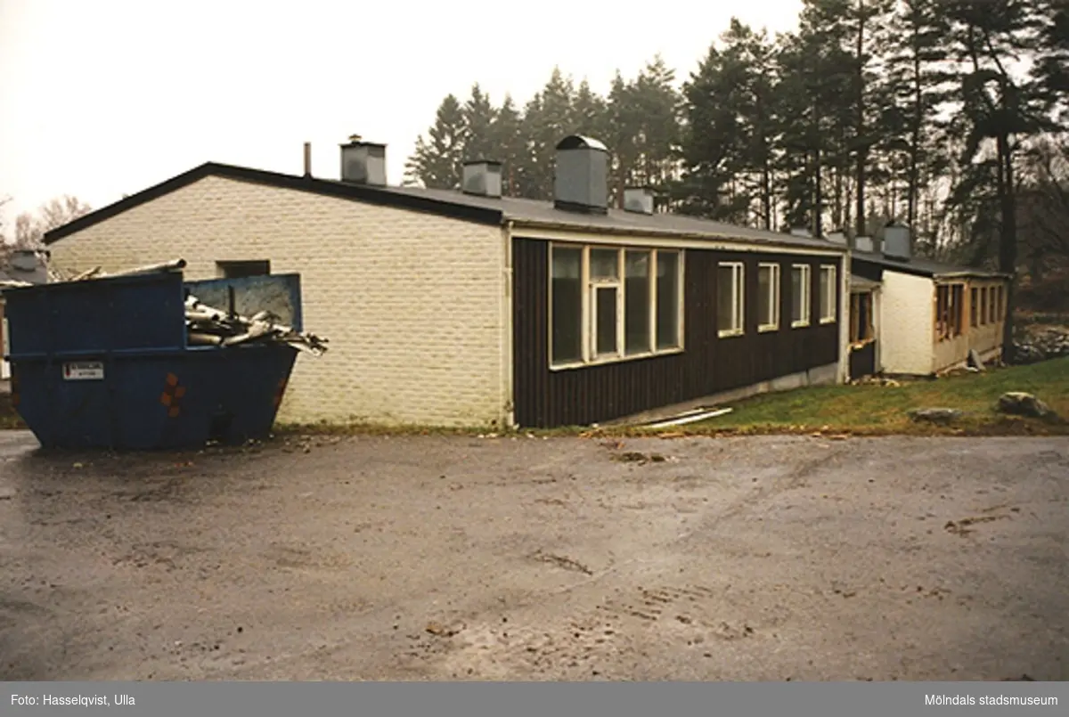 Byggnadsdokumentation inför ombyggnad.
Före detta gruppbostäder vid Stretereds skolhem som byggs om till privatbostäder på Skogsbovägen i Stretered, Kållered, år 2000. Relaterade motiv: 2006_0144 - 0146.