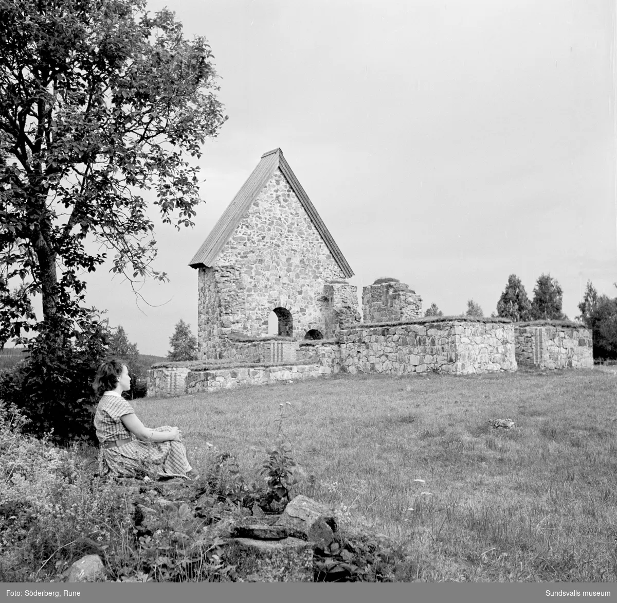 Den medeltida kyrkoruinen i Selånger.