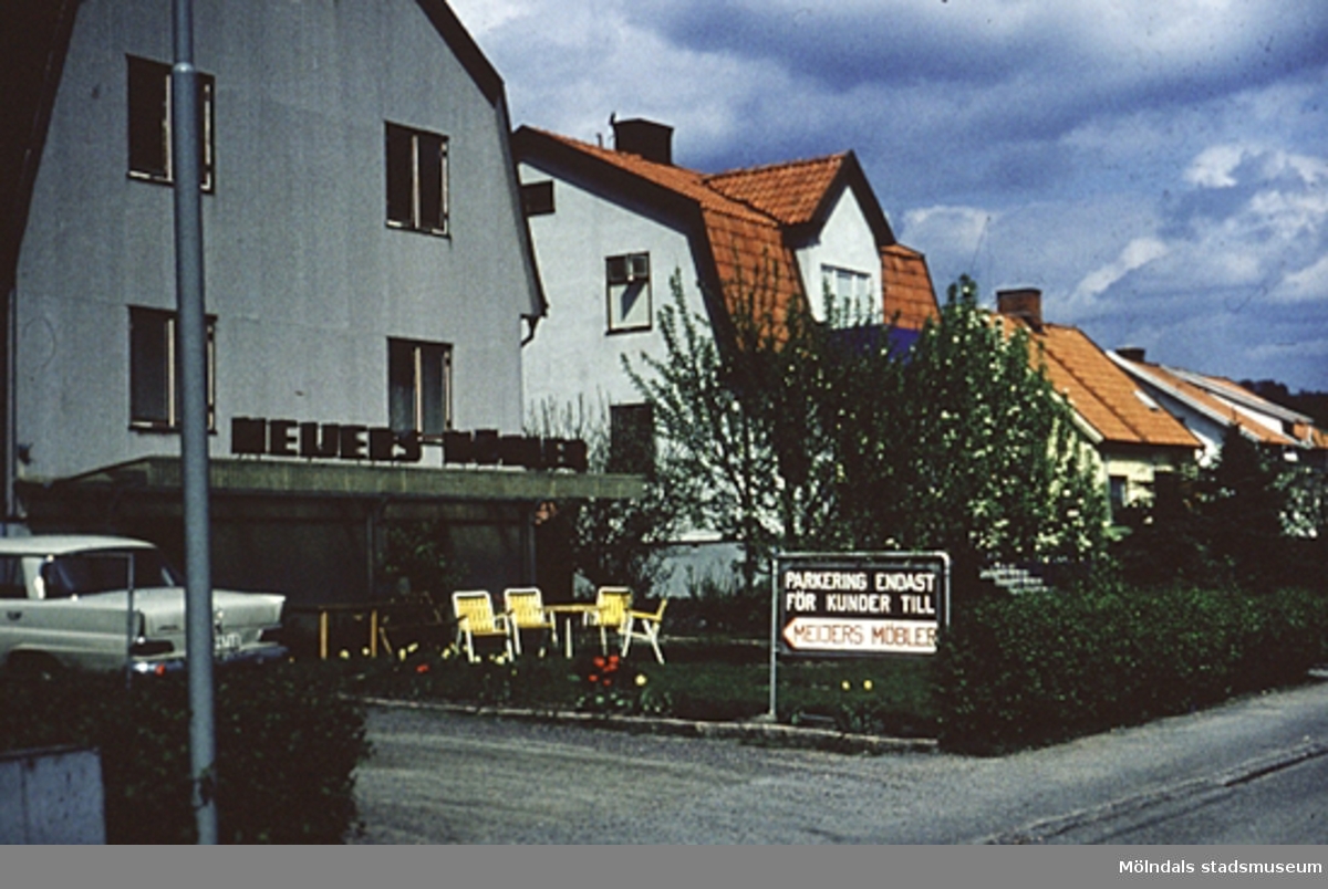 Möbelaffär och bostadshus längs Barnhemsgatan i Mölndal, 
år 1971 - 1972.