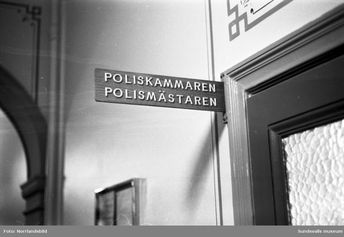Full aktivitet av alla de slag i Stadshuset. Reportage från tiden då Stadshuset inrymde såväl polisstation som festlokal.