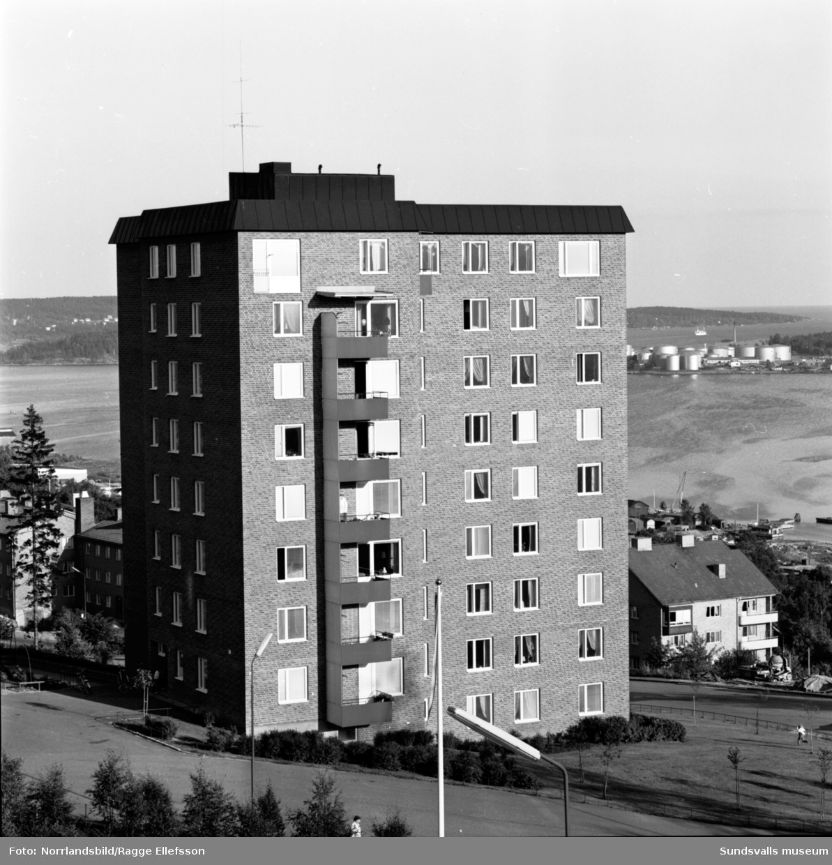 Utsikt från en balkong på Baldersvägen 40 (direktör Åhmans våning) ner mot staden och hamnen.