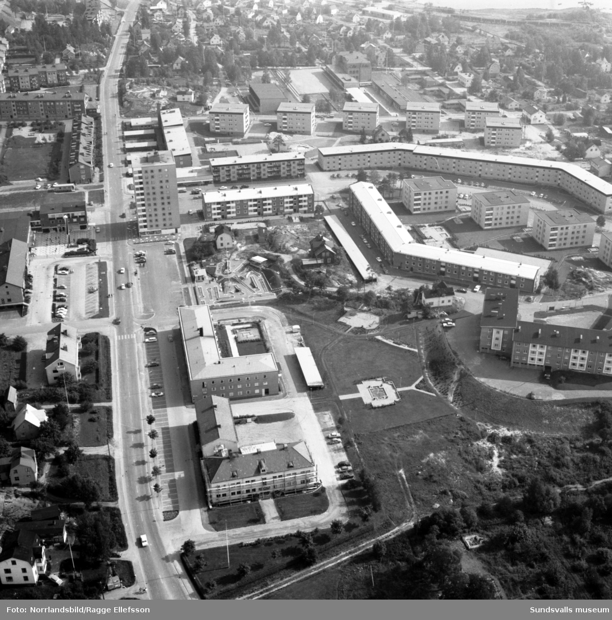 Flygfoton över Skönsbergs centrum med en blandning av gammal och ny bebyggelse.