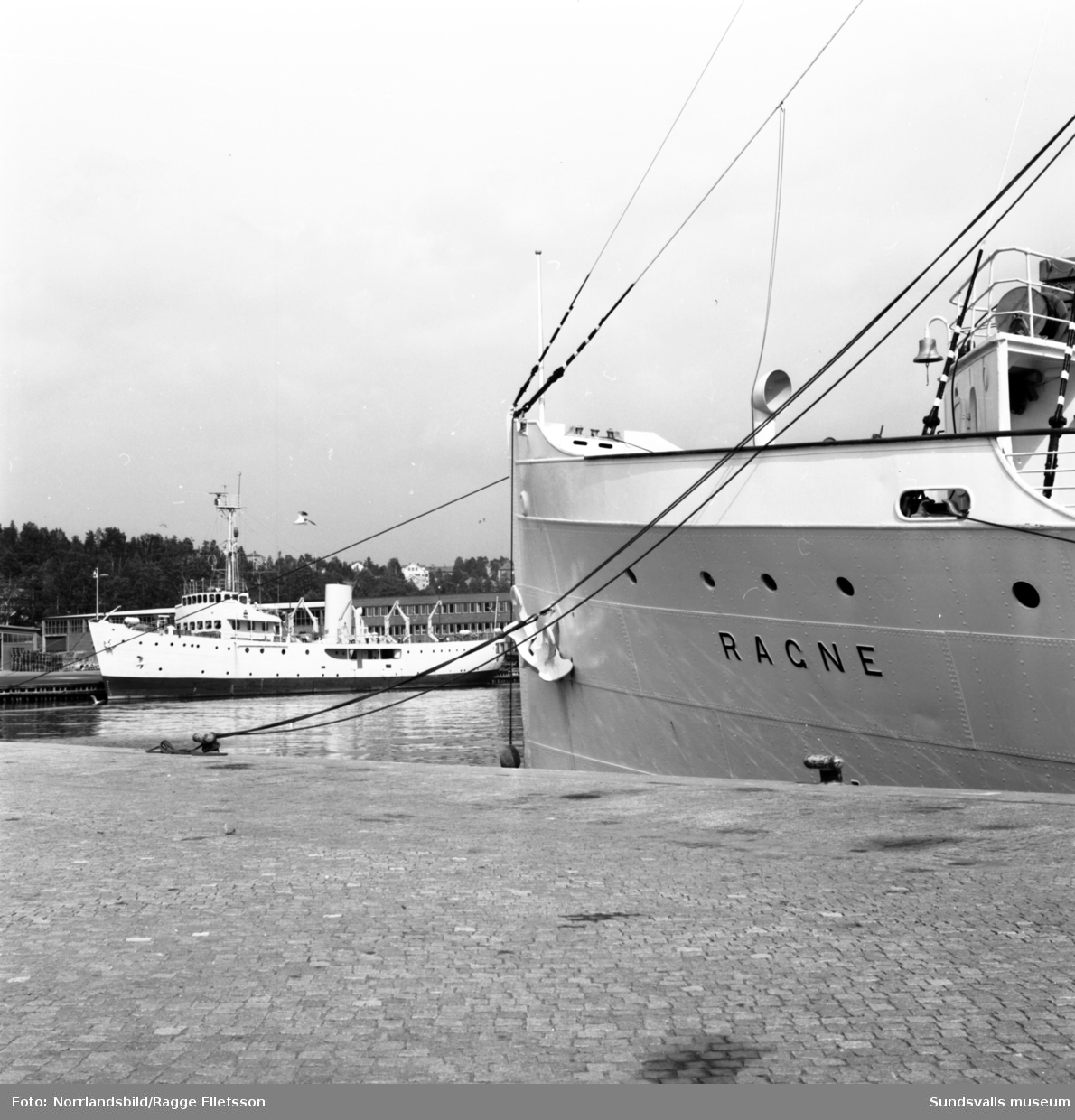 Båtarna Ragne och Gustaf af Klint ligger vid kaj i Sundsvalls hamn.