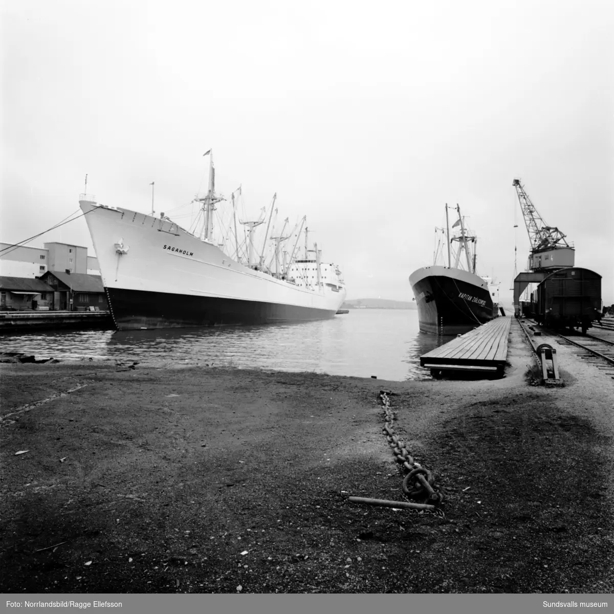 Fartygen Sagaholm och Kapitan Ziolkowski ligger vid kaj i Sundsvalls hamn.