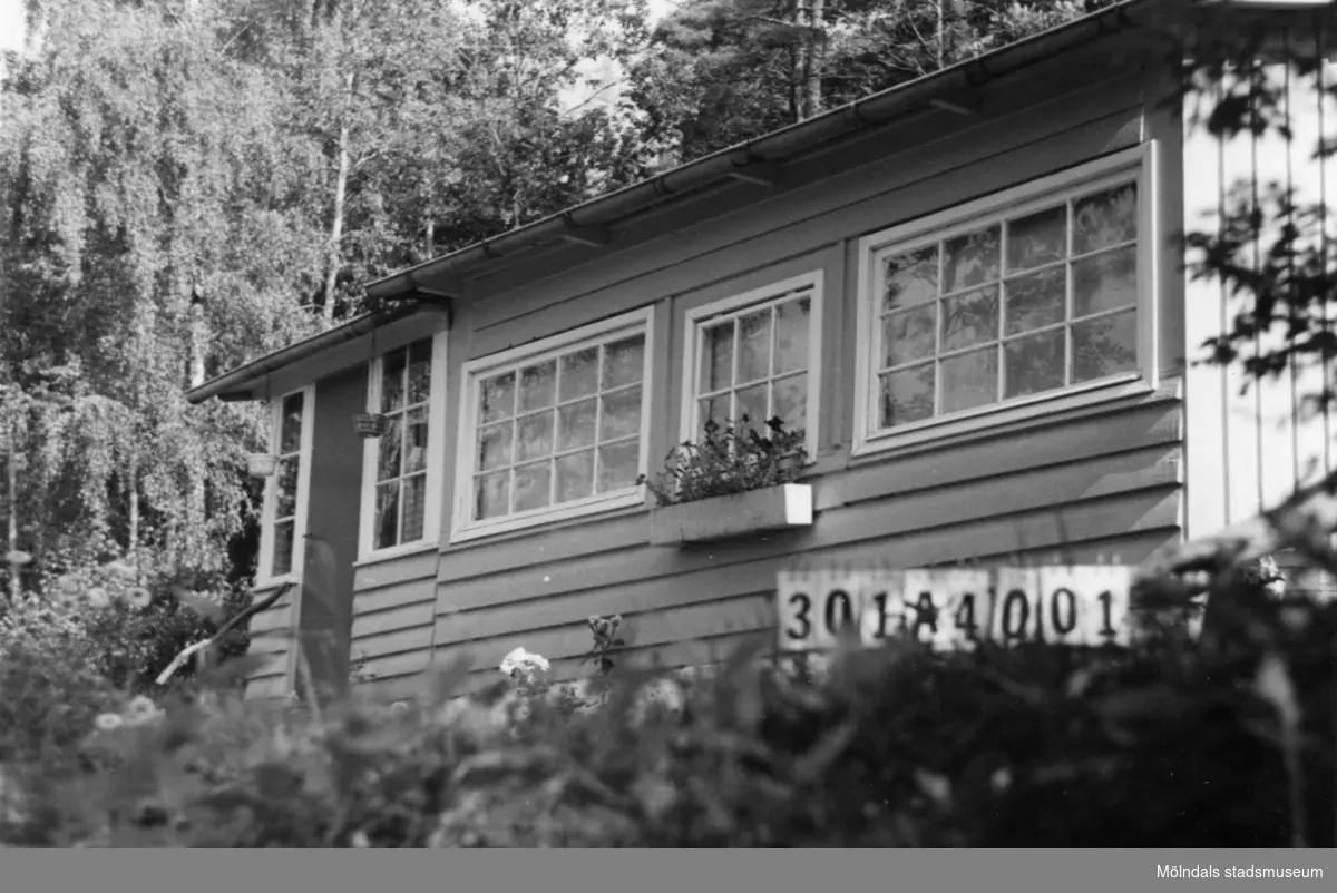 Byggnadsinventering i Lindome 1968. Skåregärde 1:21.
Hus nr: 301A4001.
Benämning: fritidshus och redskapsbod.
Kvalitet: god.
Material: trä.
Tillfartsväg: ej framkomlig.