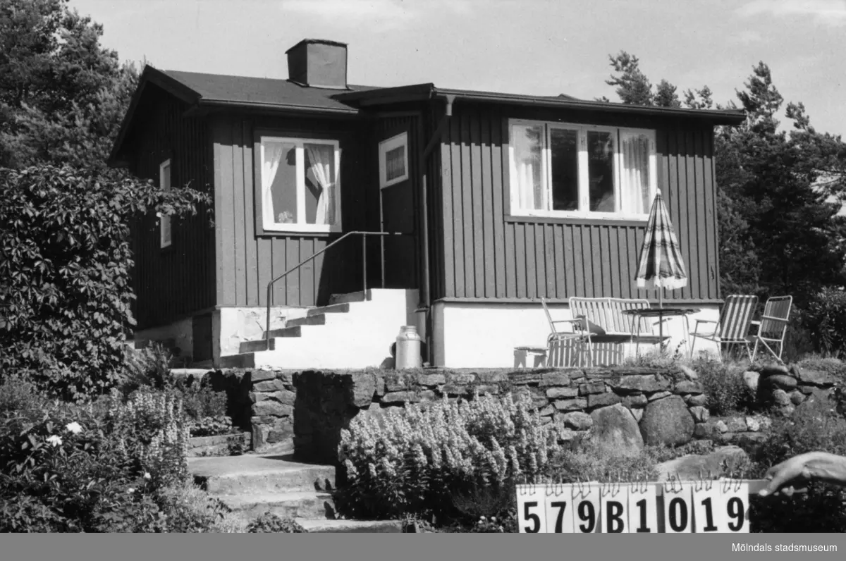 Byggnadsinventering i Lindome 1968. Lindome 2:12.
Hus nr: 579B1019.
Benämning: fritidshus och redskapsbod.
Kvalitet: god.
Material: trä.
Tillfartsväg: framkomlig.
Renhållning: soptömning.