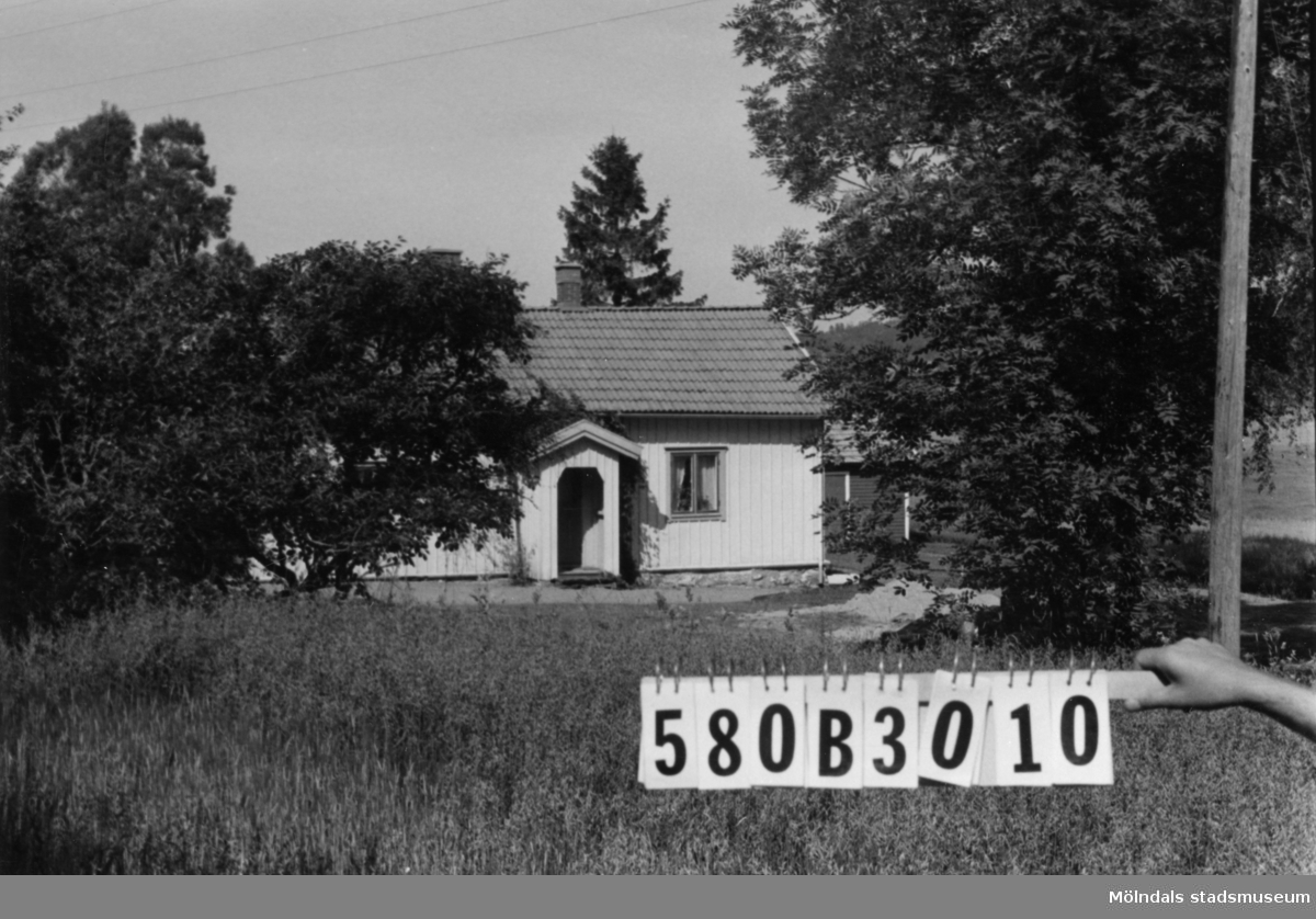Byggnadsinventering i Lindome 1968. Knipered 2:19.
Hus nr: 580B3010.
Benämning: permanent bostad och två redskapsbodar.
Kvalitet: god.
Material: trä.
Tillfartsväg: framkomlig.