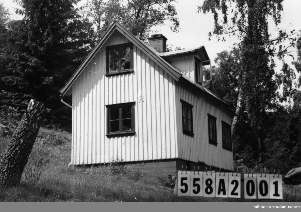 Byggnadsinventering i Lindome 1968. Kimmersbo 1:61.
Hus nr: 558A2001.
Benämning: fritidshus, gäststuga och redskapsbod.
Kvalitet: god.
Material: trä.
Tillfartsväg: framkomlig.