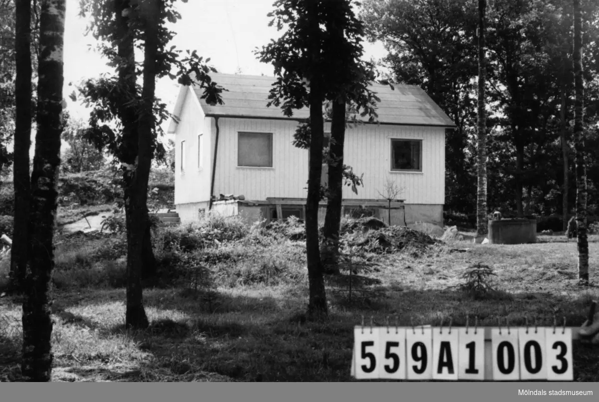 Byggnadsinventering i Lindome 1968. Hällesås 1:54.
Hus nr: 558B2014.
Benämning: fritidshus och lekstuga.
Kvalitet: god.
Material: trä.
Övrigt: brädhögar ligger framme.
Tillfartsväg: framkomlig.
Renhållning: soptömning.