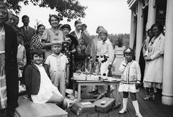 terrasse, søyler, fødselsdagsselskap, gaver, barn, kvinner, 