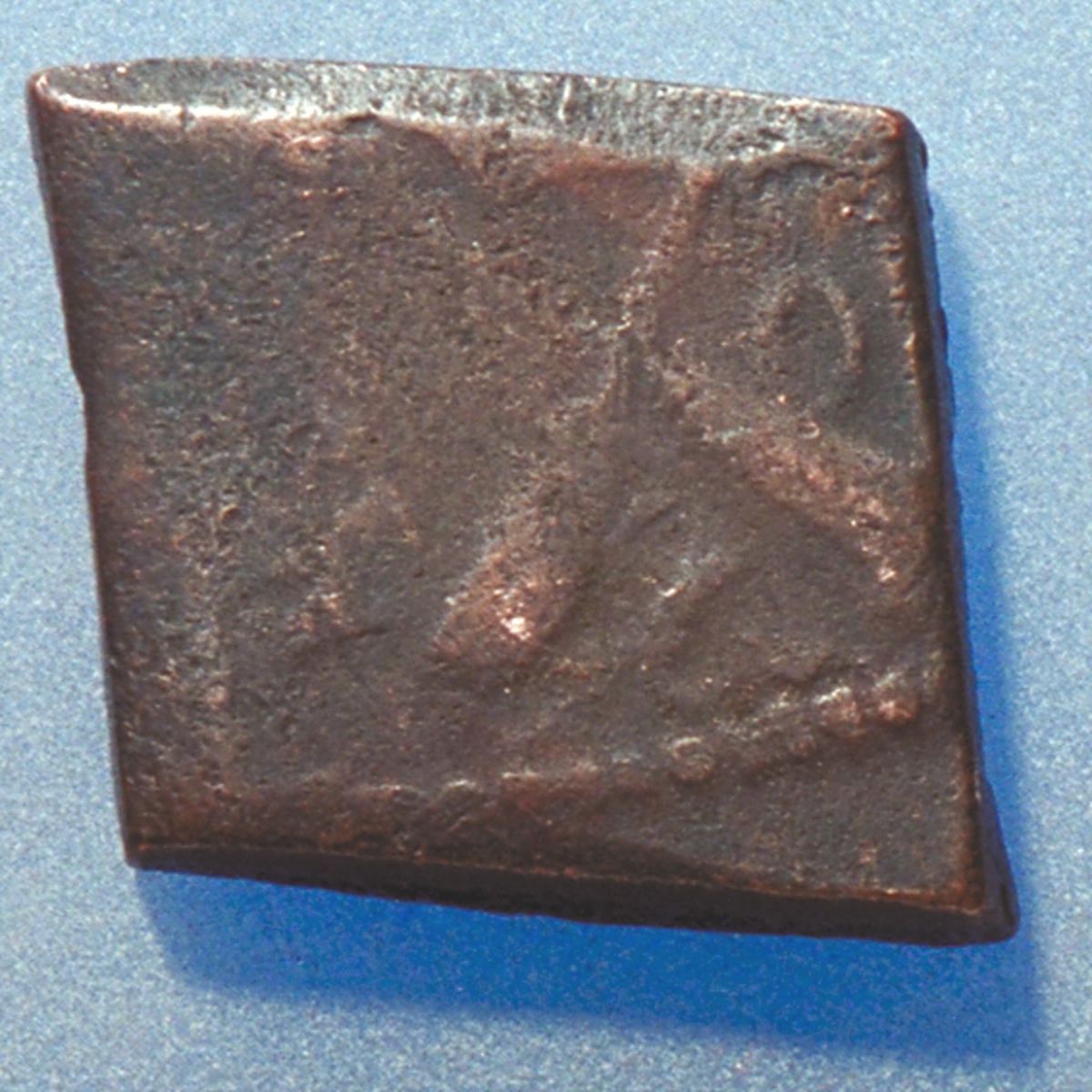 Â½- öre

Fyrkantigt mynt.

Bra skick, men slitet.

Vikt: 13,4 gram.



Text in English: Square-shaped coin. Denomination: Â½ - öre.

The obverse side has a Vasa sheaf in the centre, partly visible. The initials A R appear in capital letters. R placed to the right and A above the sheaf. A is only partly visible.

The coin stamp is off-centre. The frame is partly visible.

The reverse side has two crossed arrows, faintly visible. On the left hand side is the fraction Â½, and on the right the initial Ö, faintly visible.

The two digit year of coinage, 26 (1626), is placed beneath the arrows.

The coin stamp is off-centre. The frame is partly visible.



Present condition: the reverse side is worn.

Weight: 13,4 gram.