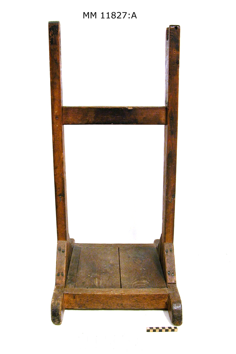 Vindstol med två rullar för märkgarn. Utgöres av en ställning med två vertikala stolpar, på vars övre kant lagrar en löstagbar axel med vev.