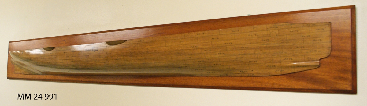 Halvmodell av fernissat trä föreställande torpedkryssaren Claes Horn. Styrbordssida, på skrovet finns plåtarna och deras numrering utmärkt med tunna svarta streck. Halvmodellen är fäst på fernissad träplatta. Modellen märkt i svart på skrovet: "Claes Horn".