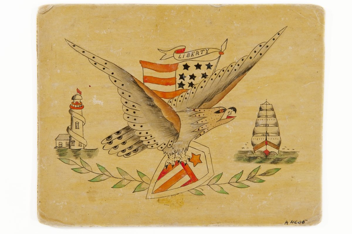 Tatueringsförlaga. I mitten en örn med amerikansk sköld framför en amerikansk flagga och en vimpel med påskriften "LIBERTY". Till vänster ett fyrtorn, till höger ett segelfartyg.