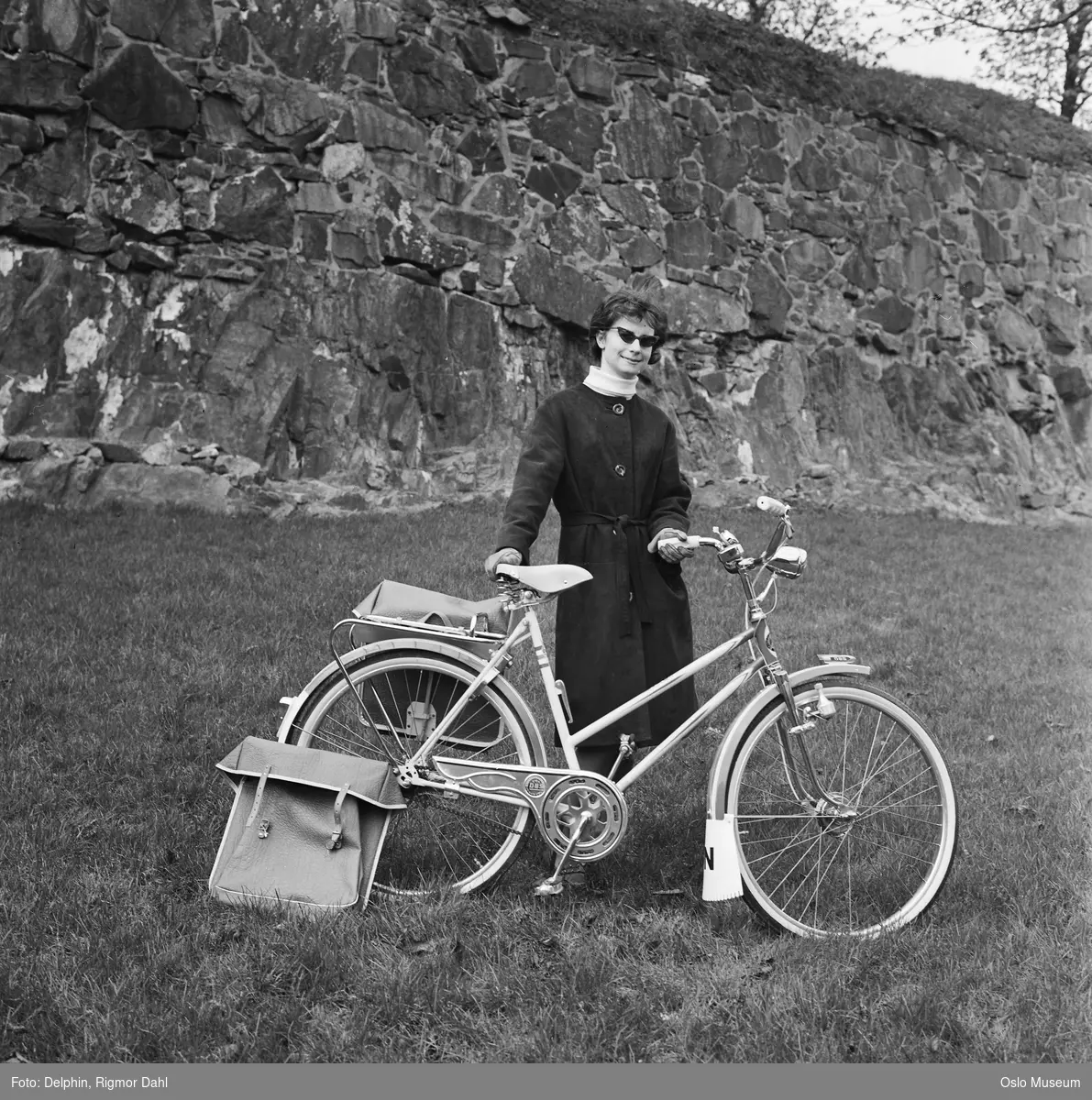 kvinne, DBS sykkel, sykkelveske, festningsmur