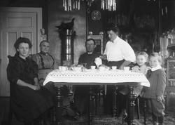 villa, interiør, kaffebord, mann, kvinner3, barn2