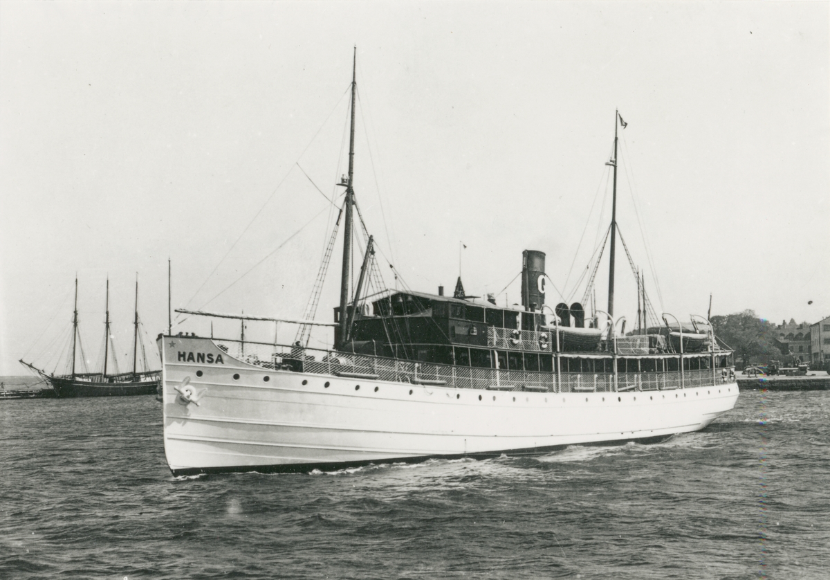 Passagerarfartyget S/S HANSA (1899) i Visby hamn. HANSA sänktes av en ...