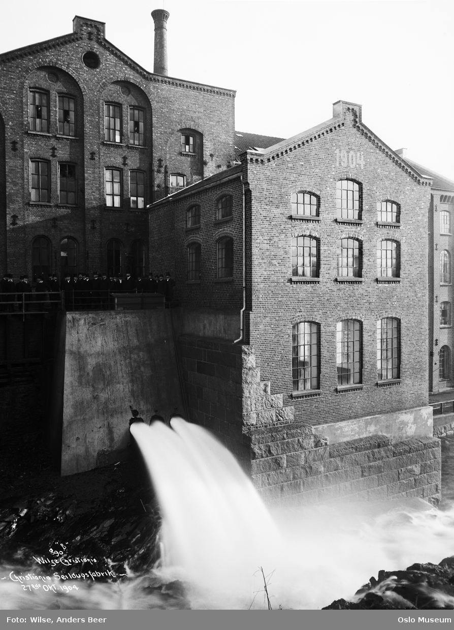 Christiania Seildugsfabrik, fabrikkbygning, foss, menn, flosshatter