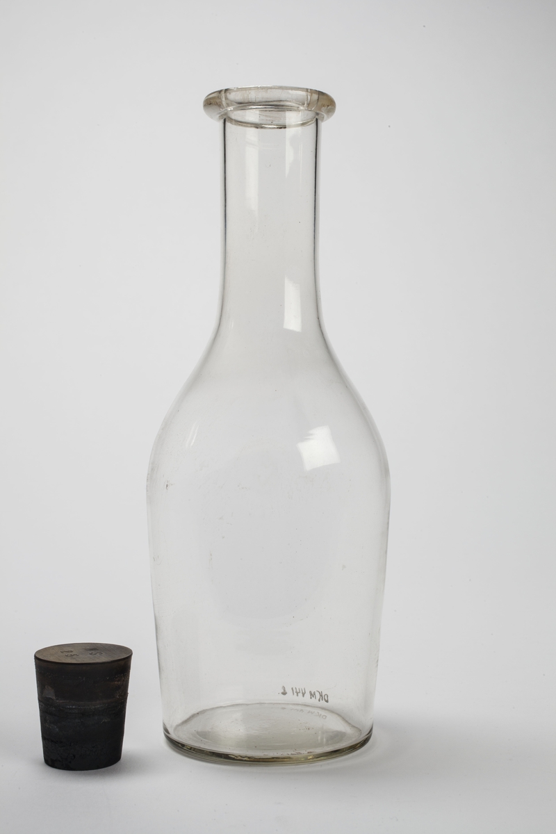 Flaskeformet kolbe med svart kork.
