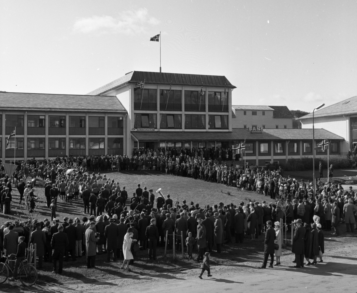Musikkstevne på Sortland 1964. Folk foran rådhuset.