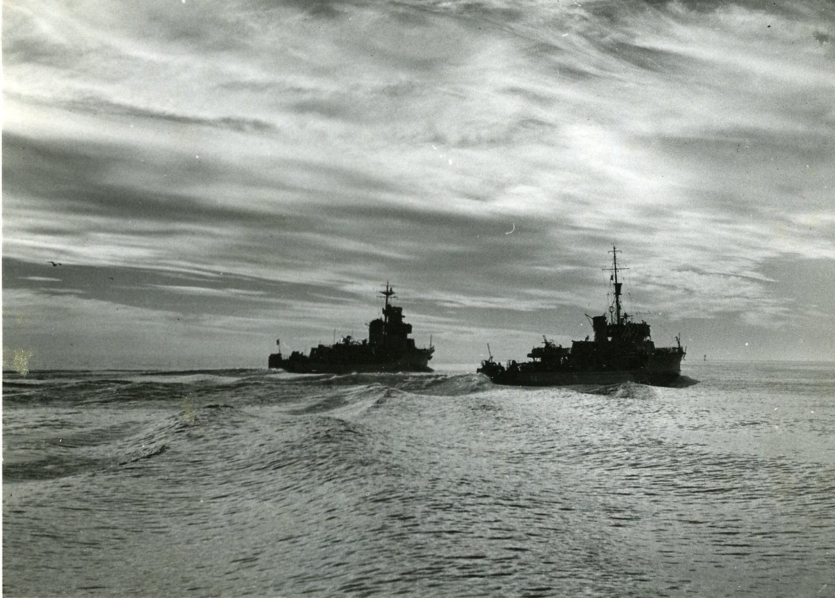 Skolavdelningens fartyg jagaren Mode och minsveparen Landsort den 2 dec. 1948.