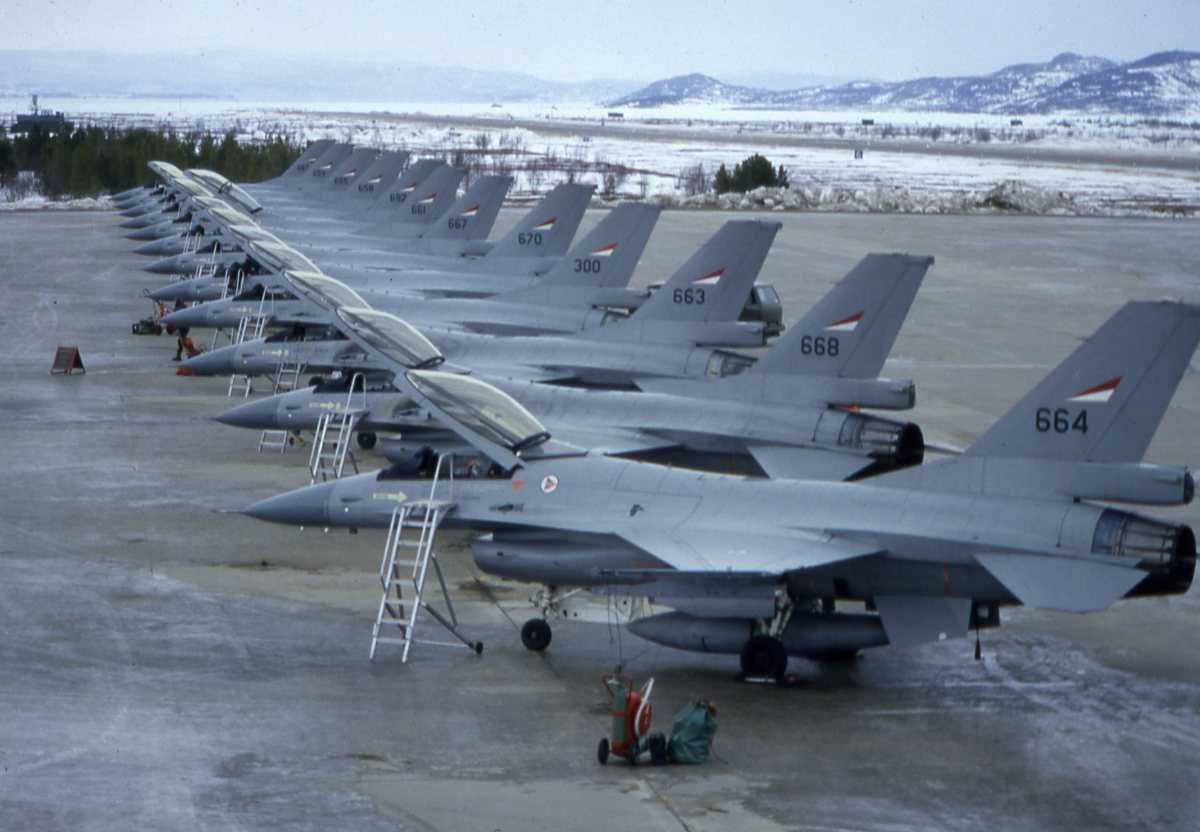 Norske fly av typen F-16 Falcon oppstilt på line på Banak flystasjon.