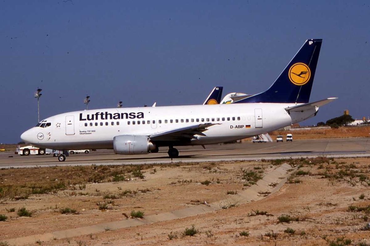 Ett fly på bakken, Boeing 737-530 D-ABIP "Anklam"  Fra Lufthansa. FAO Faro, Portugal.
