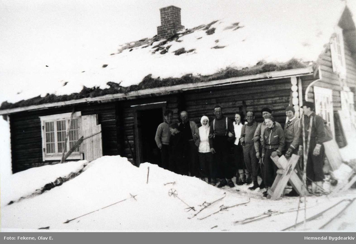 På vitjing hjå heimefrontfolk som hadde tilhald på Beihovd i Hemsedal, ca. 1942