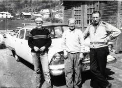 Ved verkstaden til Olaf Engene 1960-1962.  Bilen er ein Plym