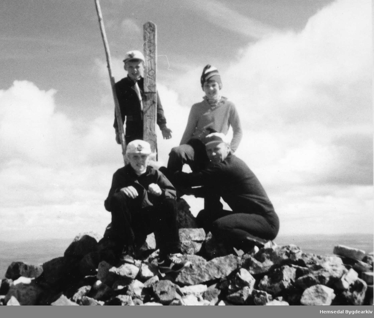 På toppen av Skogshorn i Hemsedal i 1980.
Frå venstre: Tor og Knut O. Grøthe.
Bak frå venstre: Odd og Ola Grøthe
