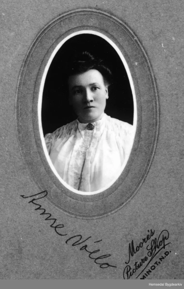 Anne N. Vøllo (Myjogarden), fødd 1874. Ho emigrerte til USA