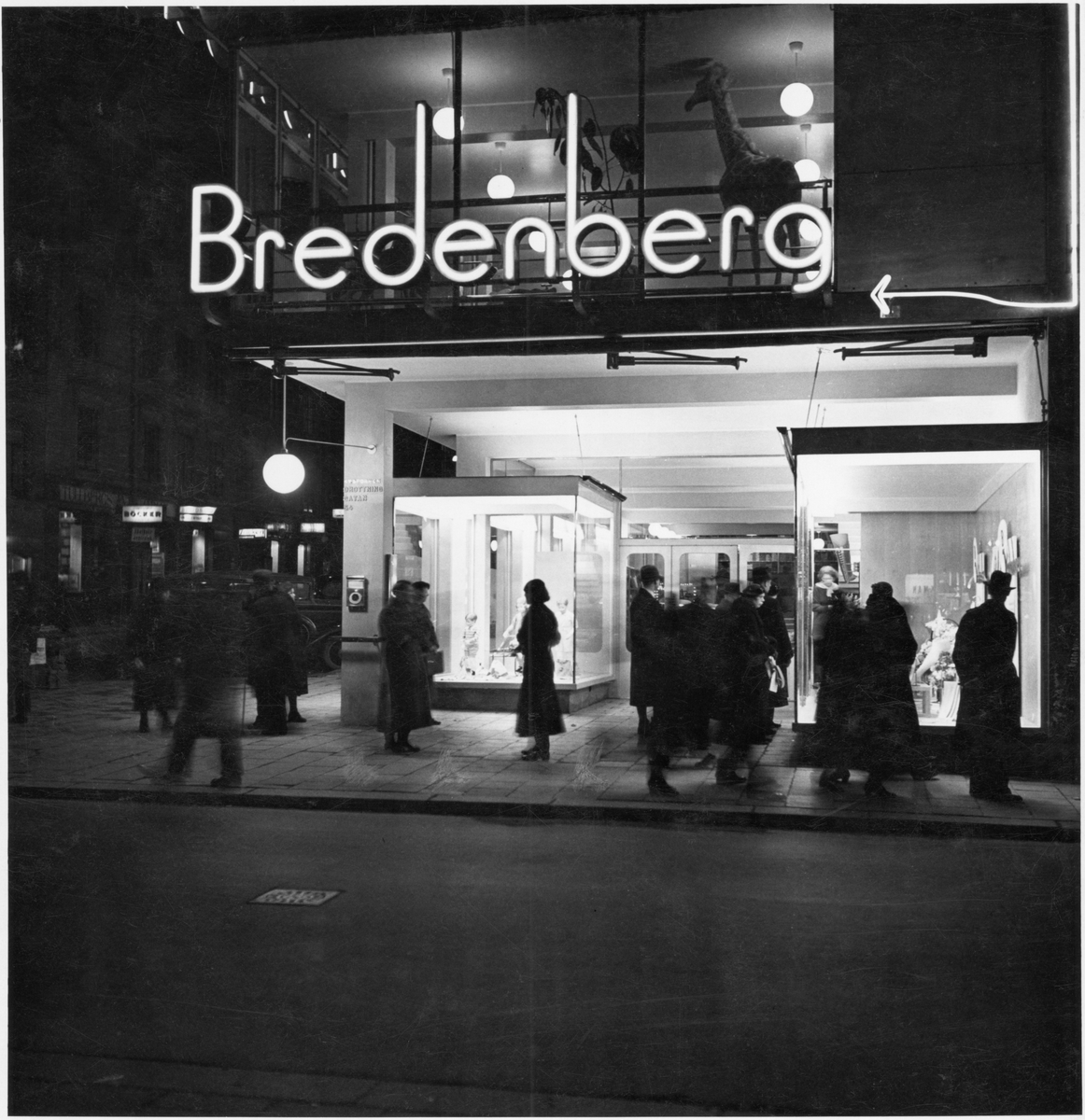 Bredenbergs varuhus
Exteriörperspektiv, entrén (kvällsbild)