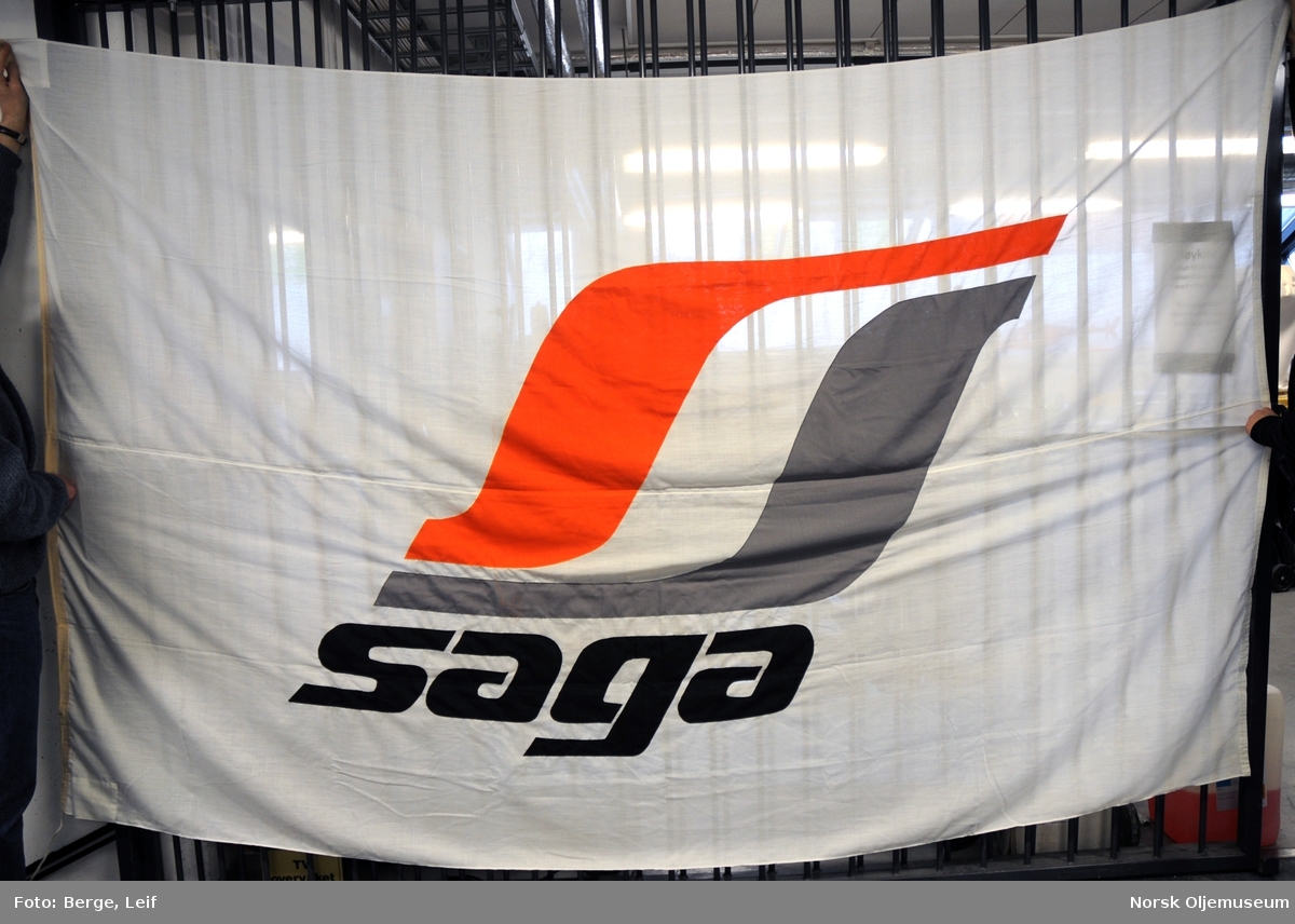 Flagg med påtrykt Saga-logo