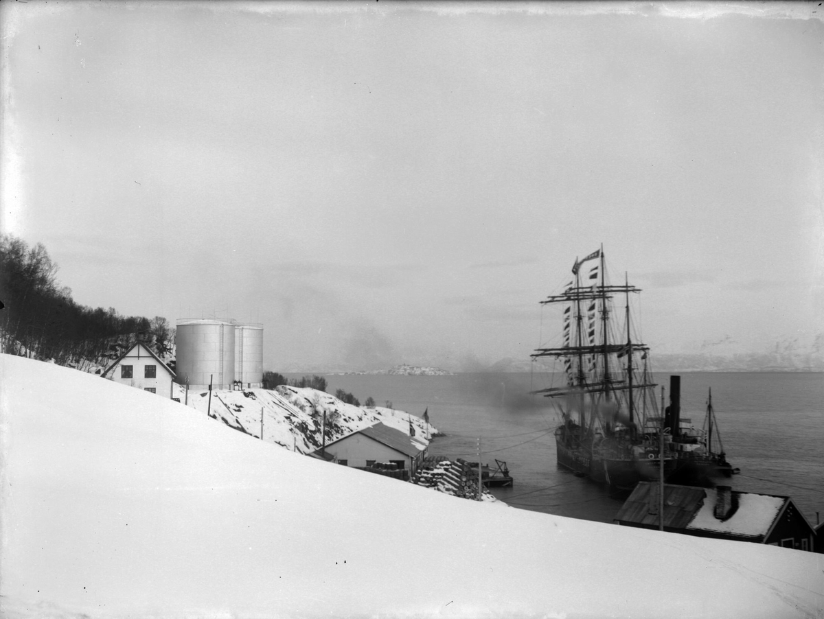 Dampskip og seilskute ved kaia nedenfor Vestlandske Petroleumscompanis tankanlegg i Samasjøen.