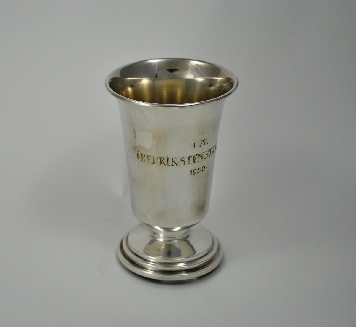 Pokal i sølv for første premie i Fredrikstenstafetten i 1950.