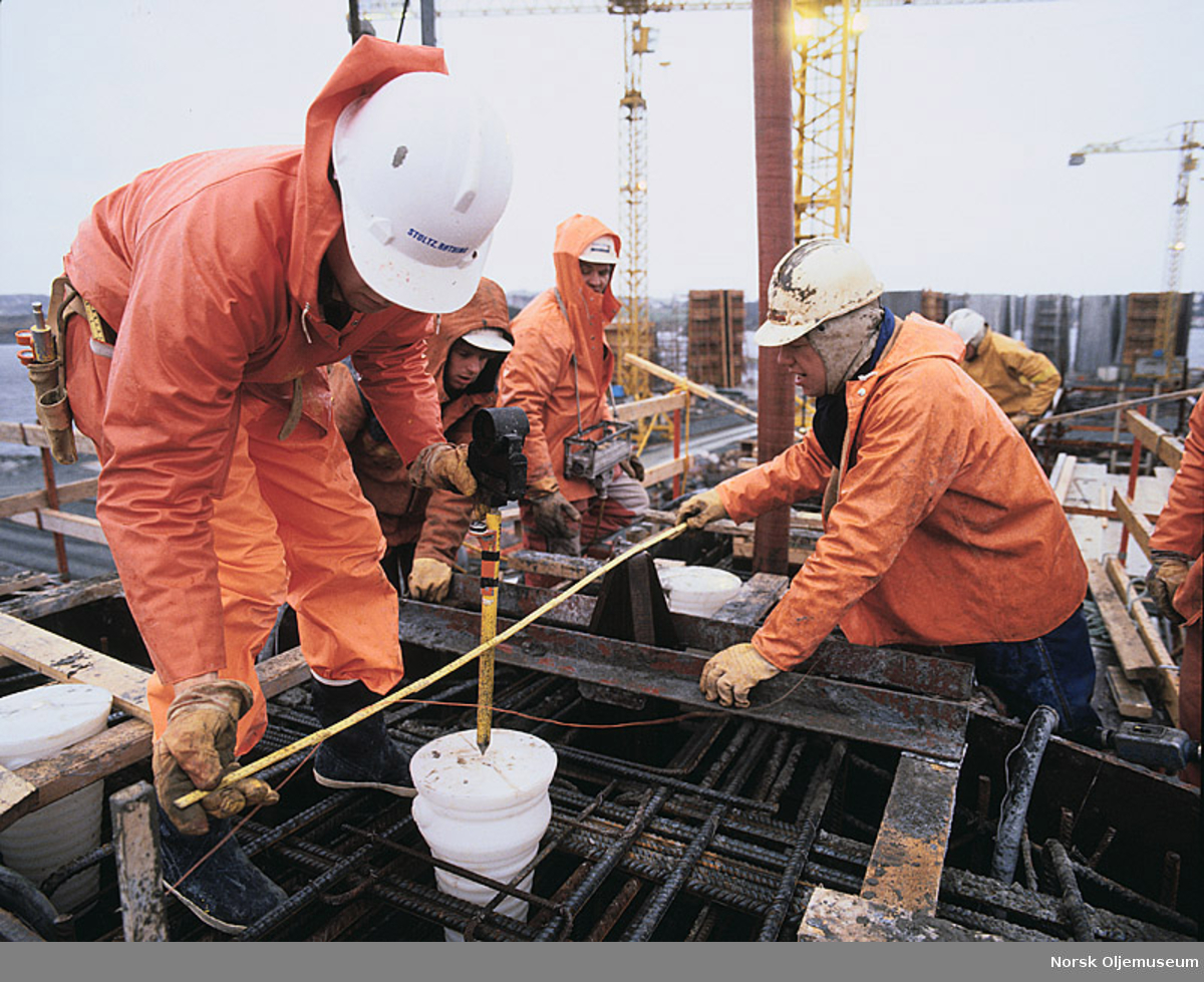 Arbeidere i gang med bygging av beskyttelsesveggen til Ekofisk 2/4 T i Ålfjorden.