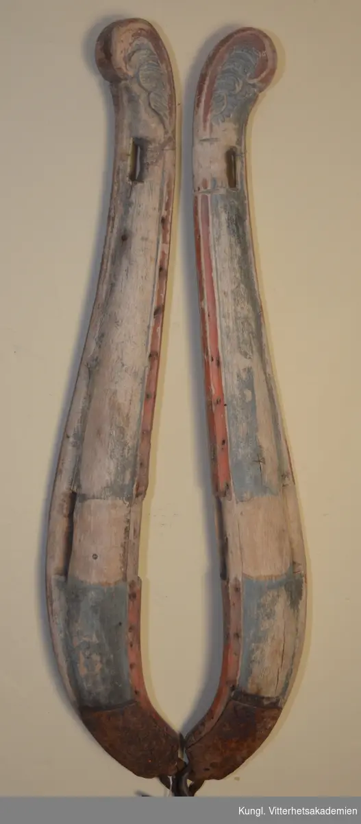 Sellokor trä, spår av röd o. blå färg å krön snidat mönster
i relief, blad färg blå, krönavslutning volutlikn. beslag järn,


fr. Hassela sn. Hälsingland