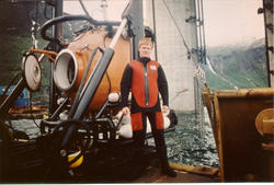 Ulf Fredriksson i varmtvannsdrakt. Slanger som fører varmt v