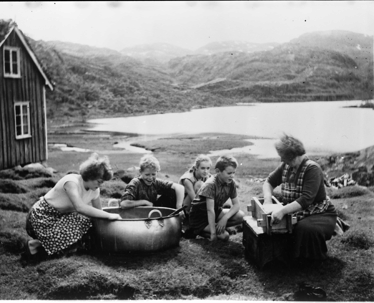 kvinner barn ystekjel osteform hytte vatn fjell bekk
