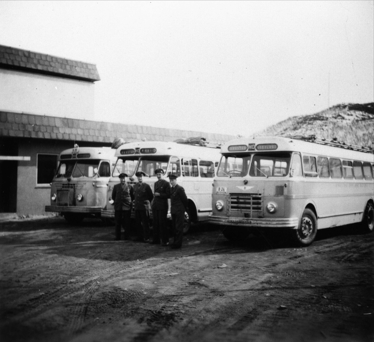 Busser og sjåfører foran HORBs nye bussstasjon på Torvet.