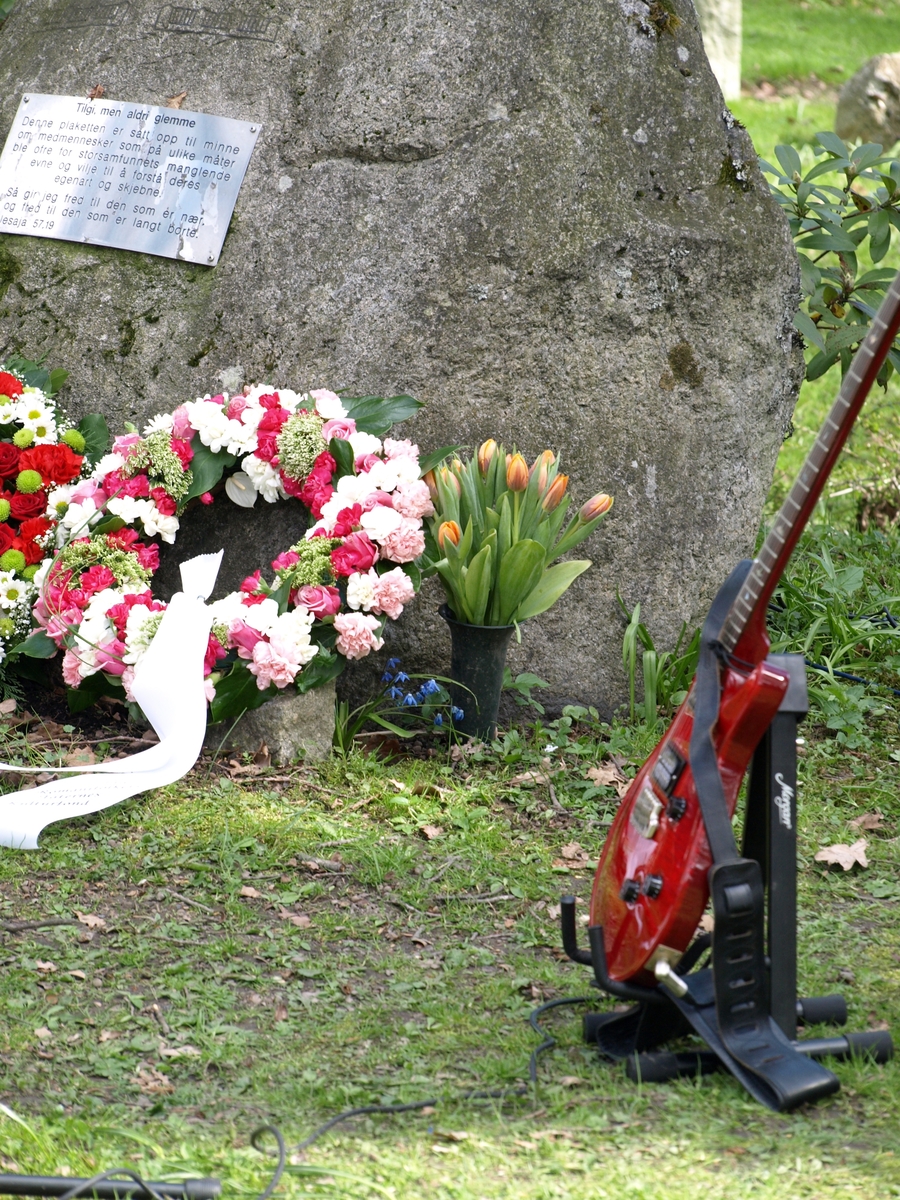 Vært år blir det spillet musikk ved steinen den 7. mai. Foto: Bodil Andersson, Østfoldmuseene/Halden historiske Samlinger.