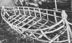 Bygging av bronsealderbåt-replika, bygd i forbindelse med et