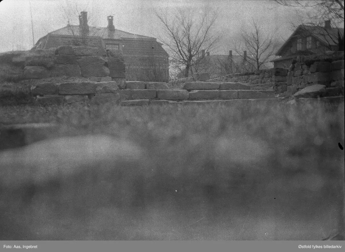 Ruinparken (Nikolas-kirkens ruiner), Borgarsyssel Museum ca. 1925.