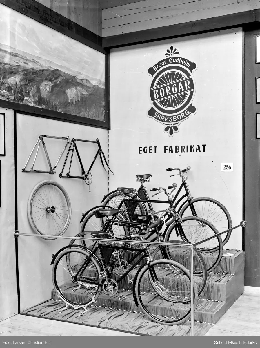 utstilling, Østfoldutstillingen, sykkel, Borgar, Sarpsborg,Østfoldutstillingen i Sarpbsborg 1930.
Østfold fylkesutstilling i samarbeid med Sarpsborg kommune og Østfold landbruksselskap (100 år) og de andre Østfoldbyene. 
I alt ti avdelinger for skogbruk, landbruk, industri, husflid, osv. Også kulturhistorisk utstilling på Borgarsyssel Museum.

